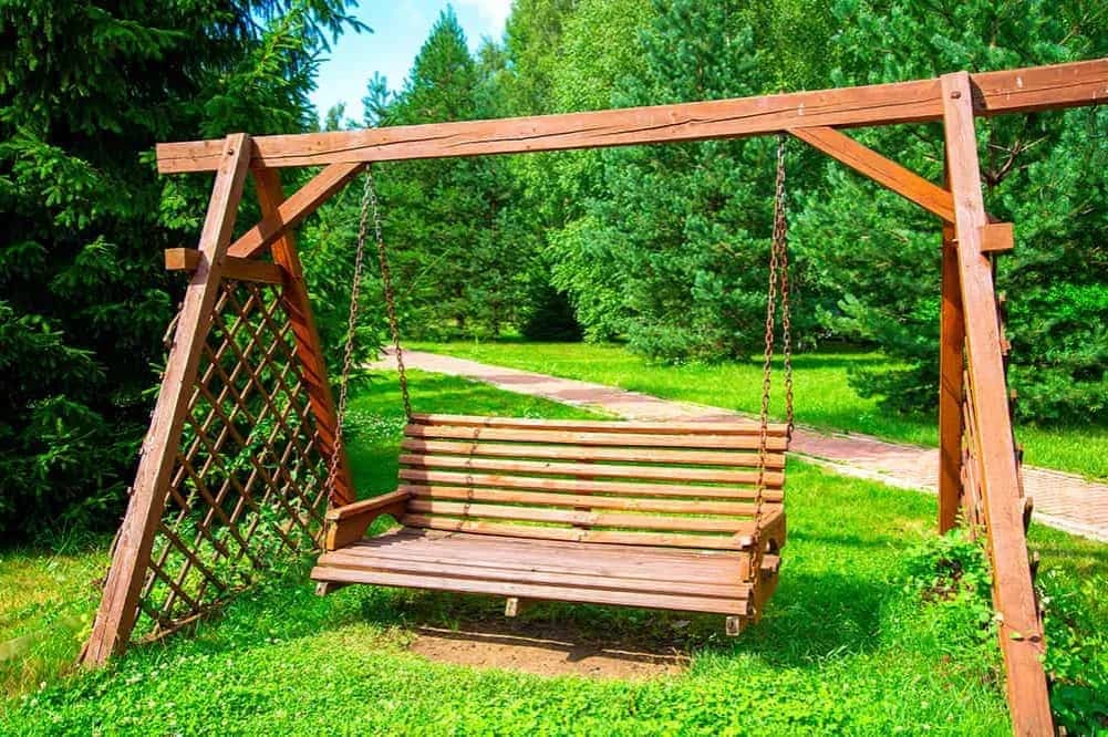 Jakie drzewo na huśtawkę ogrodową: wybierz materiał na lata użytkowania