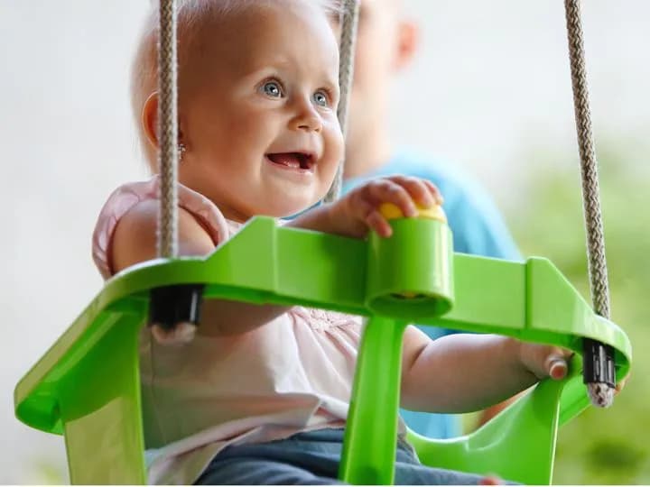 Huśtawka dla niemowlaka od kiedy? Poznaj bezpieczne wskazówki