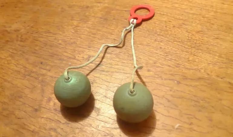 Tiki taki zabawka – poznaj historię i zasady gry w tę klasykę