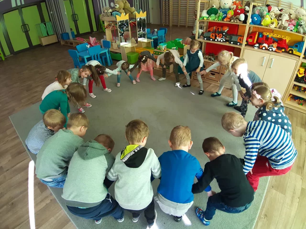 Zabawy integracyjne, które rozwijają umiejętności społeczne dzieci i dorosłych